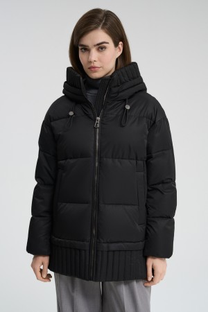 зимняя куртка с капюшоном фотография