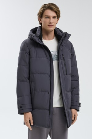 зимняя куртка с капюшоном фотография