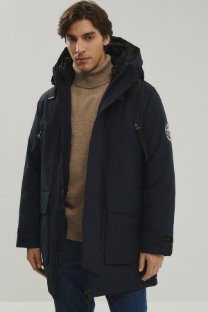 зимняя куртка с капюшоном фотография