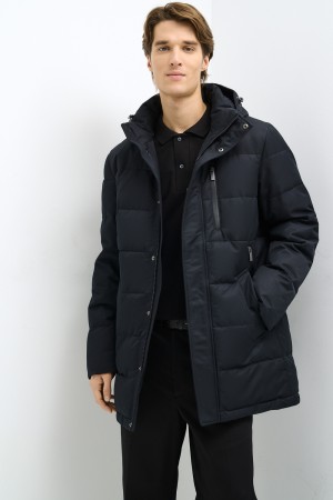 зимняя куртка с капюшоном фотография