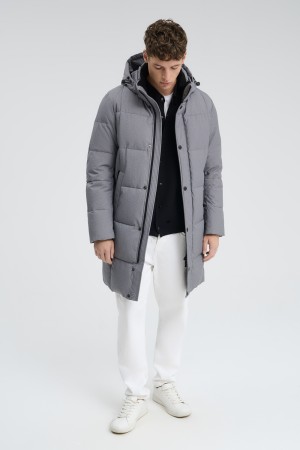 зимняя куртка с капюшоном фотография