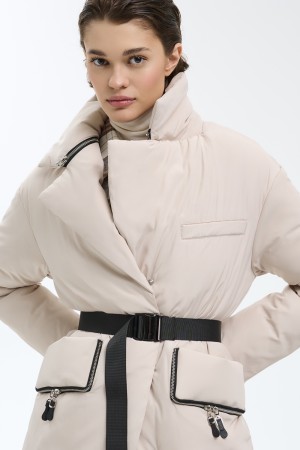 зимняя куртка с капюшоном фотография