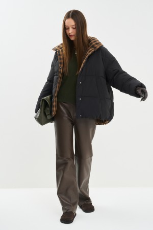 зимняя куртка с клетчатой подкладкой фотография