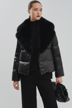 зимняя куртка с меховой отделкой фотография