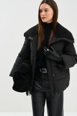 зимняя куртка с меховой отделкой фотография