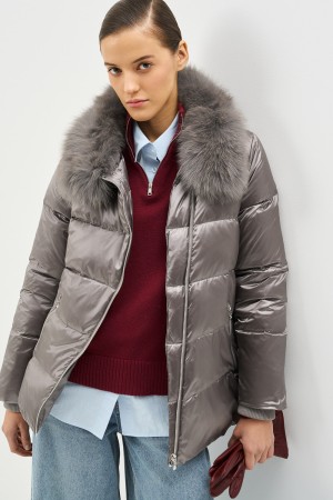 зимняя куртка с меховой отделкой фотография