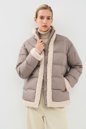 зимняя куртка с меховой отделкой фотография