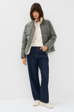 зимняя куртка с меховой отделкой фотография