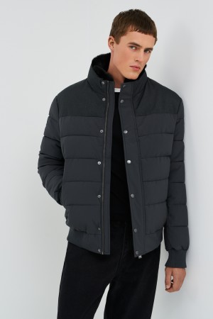 зимняя куртка с меховой отделкой фотография