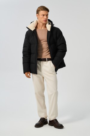 зимняя куртка с меховой отделкой фотография