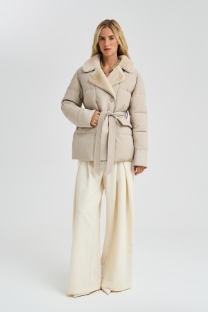 зимняя куртка с меховой отделкой фотография