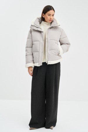 зимняя куртка с меховой отделкой фотография