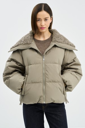 зимняя куртка с меховой отделкой фотография