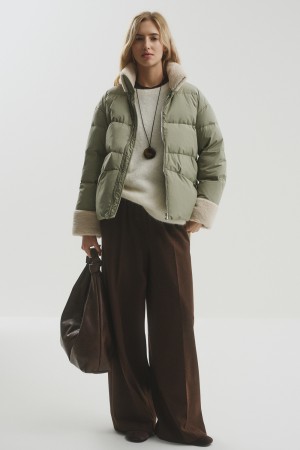 зимняя куртка с меховой отделкой фотография