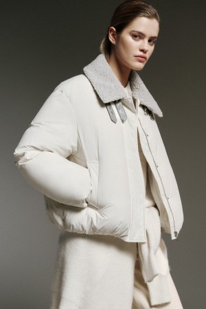 зимняя куртка с меховой отделкой фотография