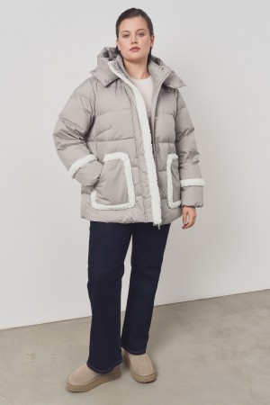 зимняя куртка с меховой отделкой фотография