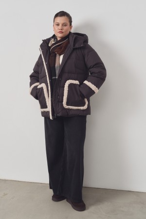 зимняя куртка с меховой отделкой фотография