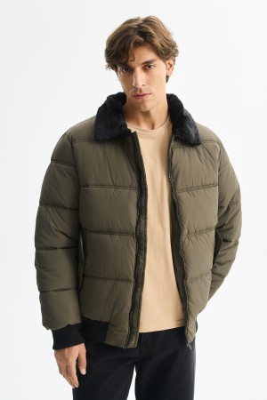 зимняя куртка с меховой отделкой фотография