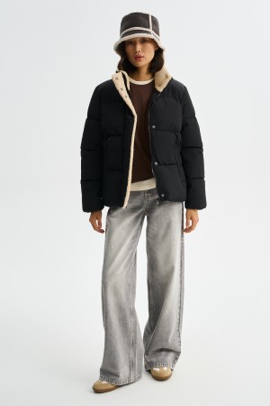 зимняя куртка с меховой отделкой фотография