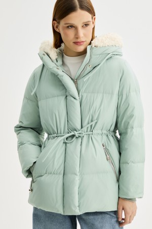 зимняя куртка с меховой отделкой фотография