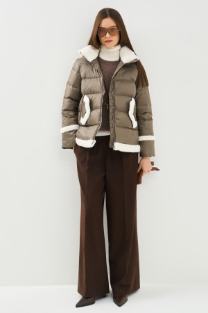 зимняя куртка с меховой отделкой фотография