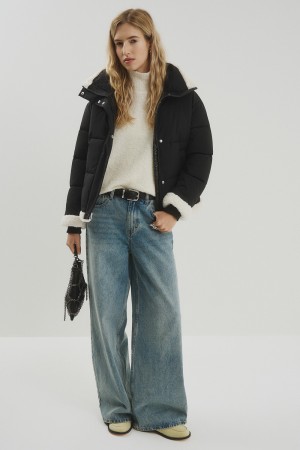 зимняя куртка с меховой отделкой фотография