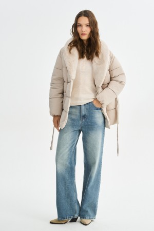 зимняя куртка с меховой отделкой фотография