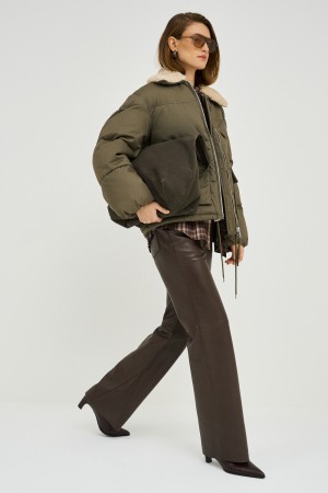 зимняя куртка с меховой отделкой фотография