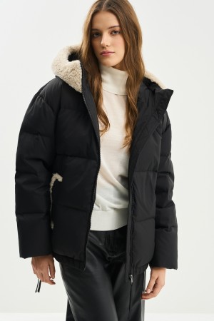 зимняя куртка с меховой отделкой фотография