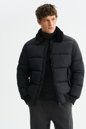 зимняя куртка с меховой отделкой фотография