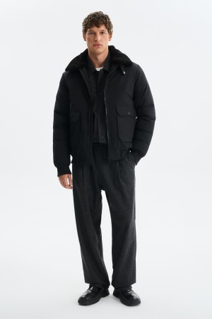 зимняя куртка с меховой отделкой фотография