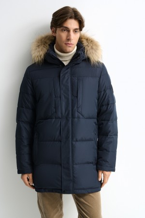 зимняя куртка с отделкой мехом енота фотография