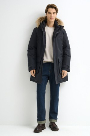 зимняя куртка с отделкой мехом енота фотография