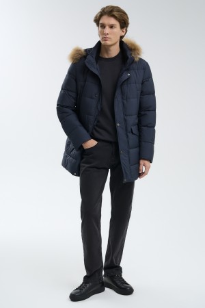 зимняя куртка с отделкой мехом енота фотография