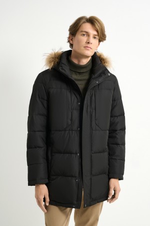 зимняя куртка с отделкой мехом енота фотография