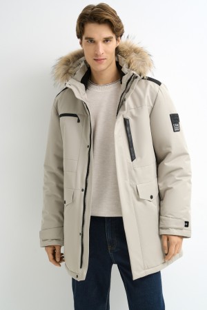 зимняя куртка с отделкой мехом енота фотография