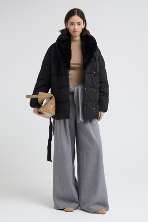 зимняя куртка с отделкой меховой тканью фотография