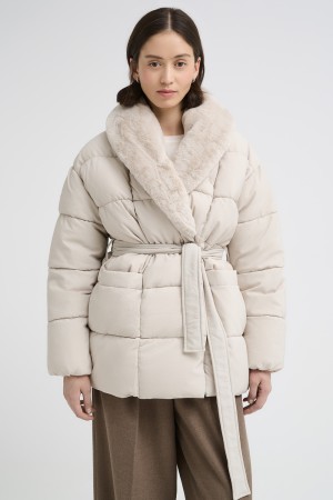 зимняя куртка с отделкой меховой тканью фотография