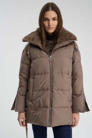 зимняя куртка с отделкой меховой тканью фотография