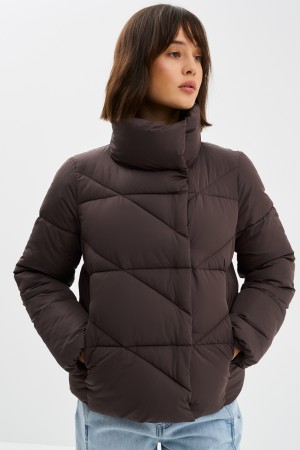 зимняя куртка с воротником-стойкой фотография