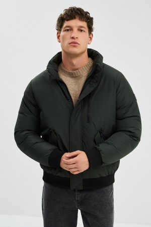 зимняя куртка со съемным капюшоном фотография